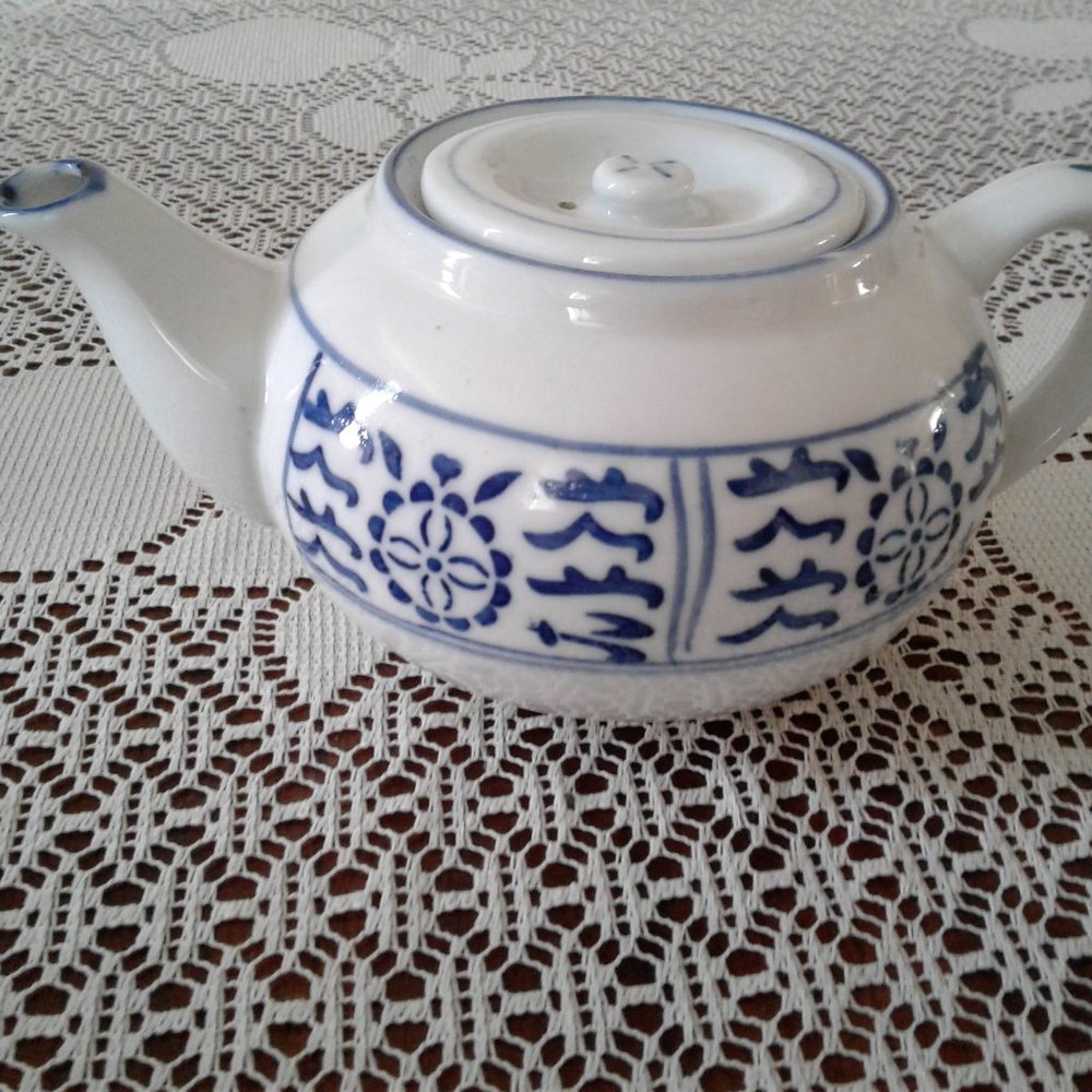 Beautiful Blue & White Ceramic 4.5" x 20" Tea Pot with lid. Made in China